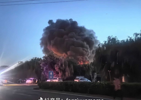 浓烟滚滚，河北馆陶县一工厂火灾视频在抖音热