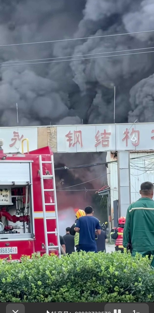 浓烟滚滚，河北馆陶县一工厂火灾视频在抖音热