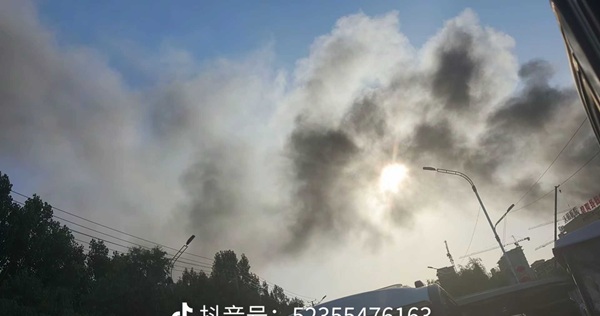 浓烟滚滚，河北馆陶县一工厂火灾视频在抖音热