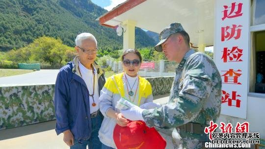 图为西藏军区某边防团官兵为游客提供高原应急药品。　陈静飞 摄