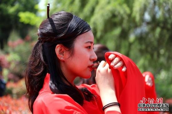 4月17日，河南永城芒砀山旅游区夫子山孔子像前，数十名女子身着汉服重新按照中国古礼参加女子成人大典，随着现场古韵悠长的礼乐响起，姑娘们经过及笄礼、簪拜之礼等议程完成自己的成人礼，致敬传统文化礼仪。 记者 王中举 摄