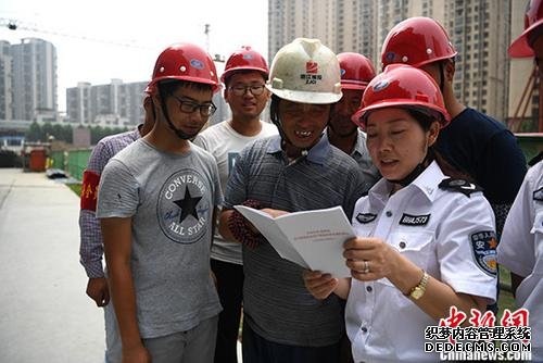 6月27日，安监办工作人员进工地给农民工普及安全生产知识。当日，安徽省合肥市分路口社区安监办开展“流动法援”进工地活动。 记者 韩苏原 摄