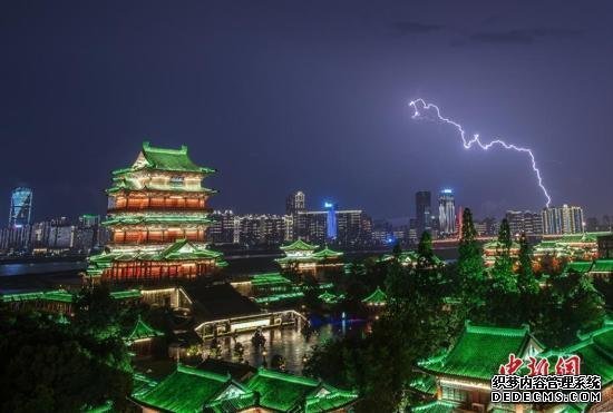 5月18日晚，江西省会南昌突降暴雨，城市夜空电闪雷鸣。长长的闪电不时划过天空，场景十分震撼。万闰宝 摄