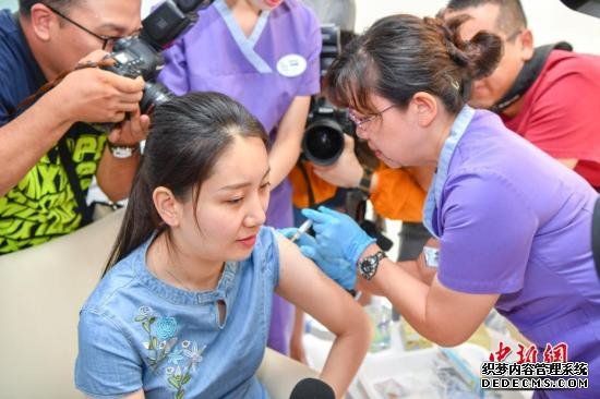 5月30日，来自北京的史佳雨女士在接种HPV九价疫苗。当日，备受关注的HPV九价疫苗在海南博鳌超级医院和睦家医疗中心开始注射，史佳雨女士接种了中国内地第一针HPV九价疫苗。记者 骆云飞 摄