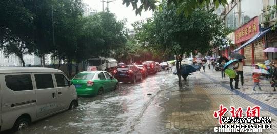 资料图为5月22日强降雨导致重庆涪陵城区积水严重。　肖乐峰 摄