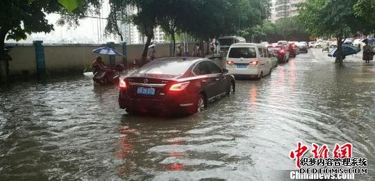 资料图为5月22日强降雨导致重庆涪陵城区积水严重。　肖乐峰 摄