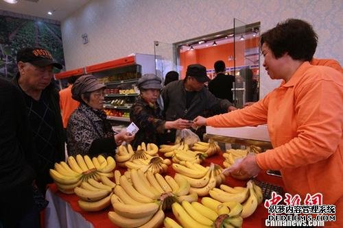 资料图：市民在“安全食品体验中心”选购水果。记者 张道正 摄